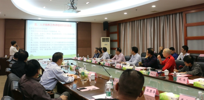院领导一行听取华商职院分享评估经验_副本.jpg