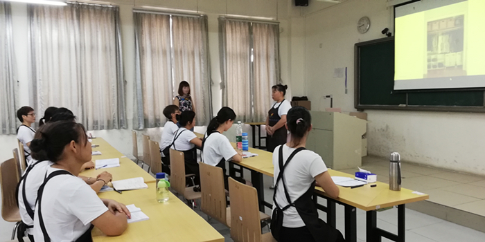 高端家政班授课现场_副本.jpg