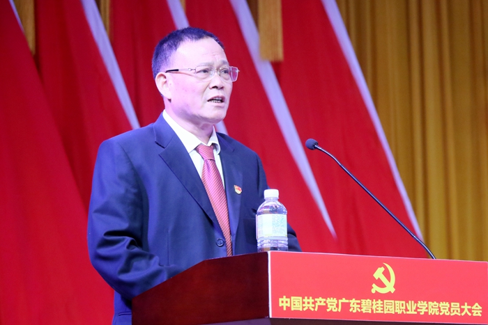 36e2a09696be285ef5ea3cb8a1aef428.jpg 学院党委书记兼督导专员莫乔锋作报告.jpg