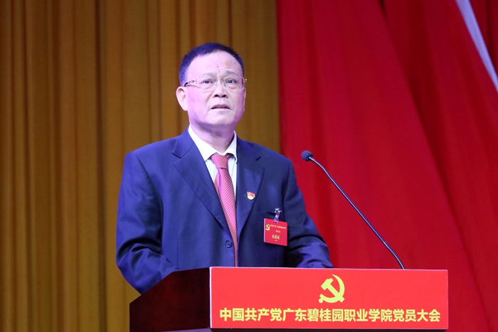 学院党委书记兼督导专员莫乔锋主持大会.jpg